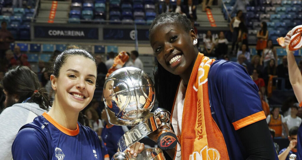 Valencia refuerza su presente y su futuro con Awa Fam y Elena Buenavida
