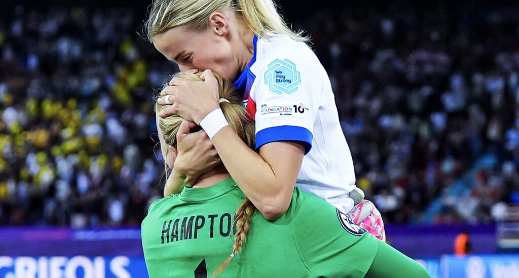 Hannah Hampton lidera el pase de Inglaterra a semifinales