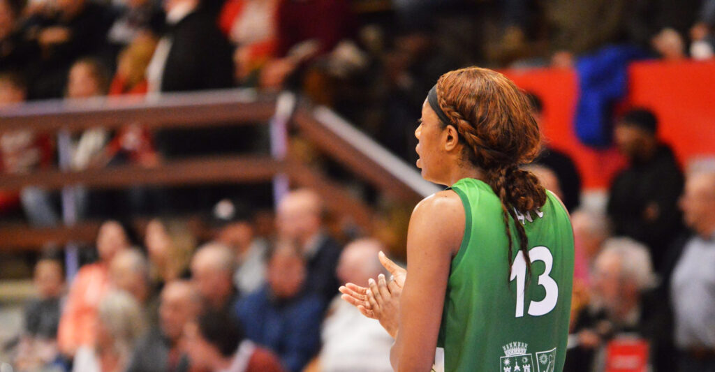 Khadijiah Cave refuerzo para el juego interior de Perfumerias Avenida