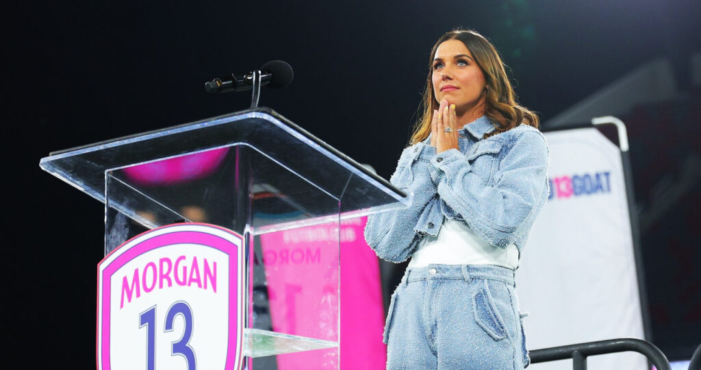 Alex Morgan homenaje historico en San Diego con la retirada de su dorsal 13