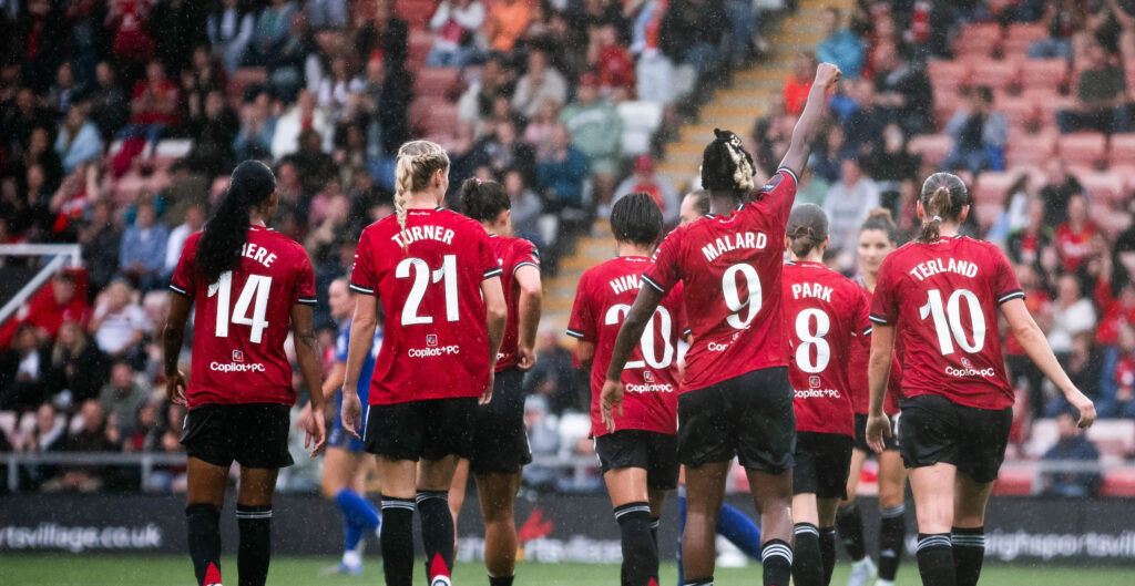 El Manchester United convence mucho en su debut en liga