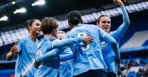 Manchester se viste de azul